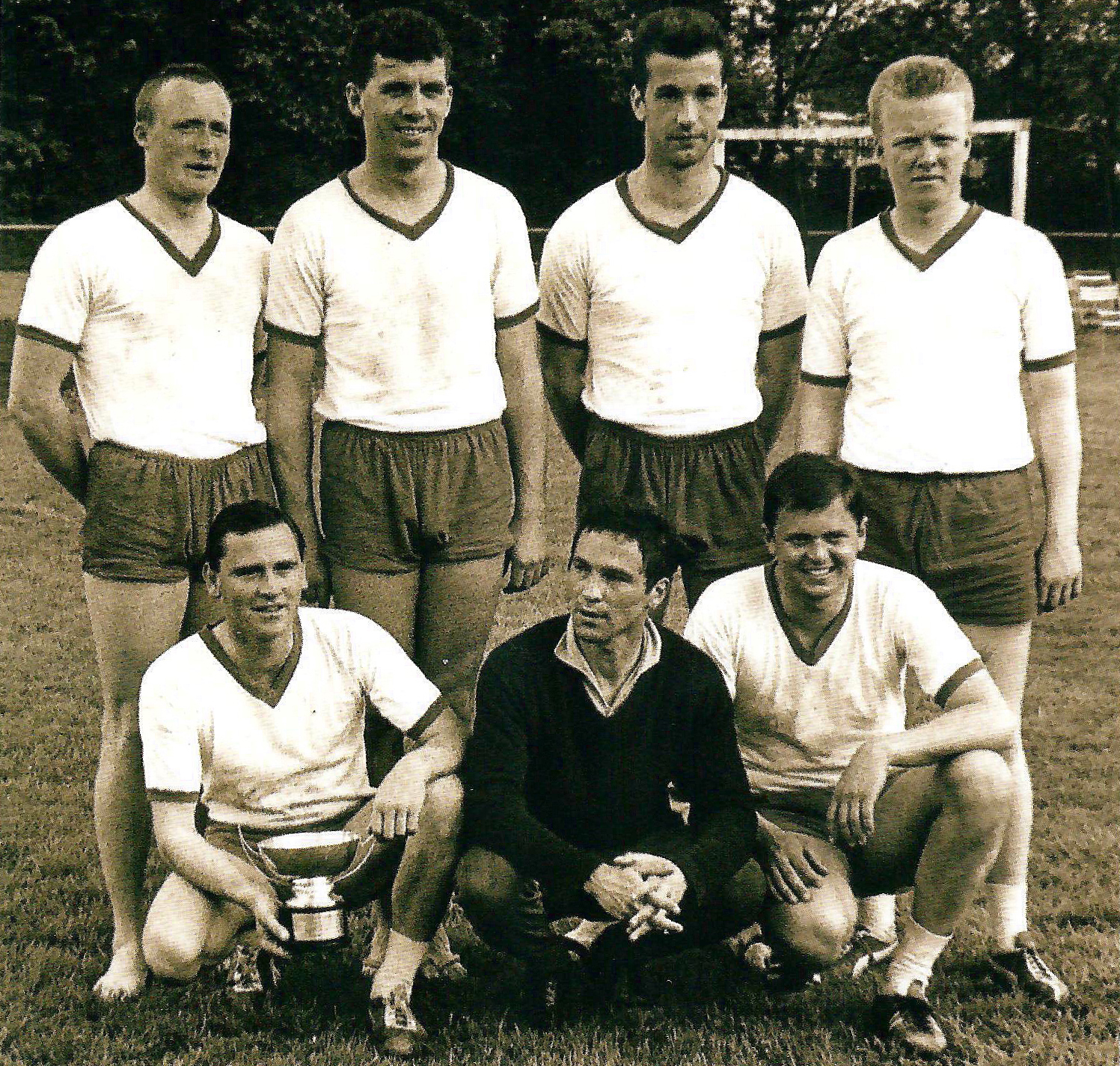 1966 - ein eiziges Mal konnte der KAC das von ihm veranstaltete Pfingstturnier selbst gewinnen. Stehend v.l.: Fendrich, Winter, Preiss, Pfeistlinger; hockend: H. Domenig, G. Domenig, Aschenbrenner