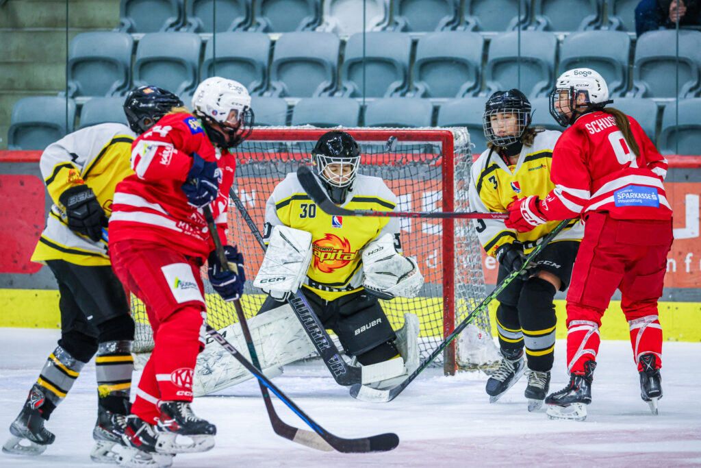 Die EC-KAC Damen unterliegen den EAC Women Capitals nach starkem Beginn mit 2:4 und müssen sich trotz guter Phasen geschlagen geben. Foto: DerHandler