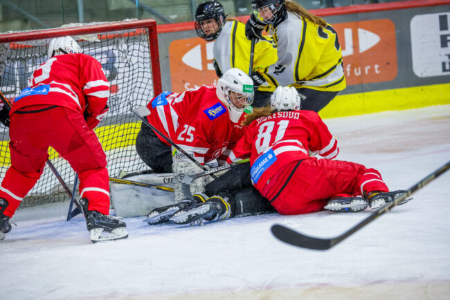 Die EC-KAC Damen verlieren nach frühem Vorsprung mit 2:4 gegen die EAC Women Capitals, die mit einer starken Aufholjagd den Sieg sichern. Foto: DerHandler