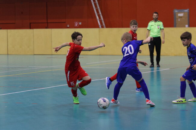 Spannung, Freude und jede Menge Fußballaction: Nachwuchsteams aus Kärnten und der Steiermark lieferten sich beim Hallen-Showdown 2.0 im Sportpark Klagenfurt packende Duelle. Foto: Stodolak