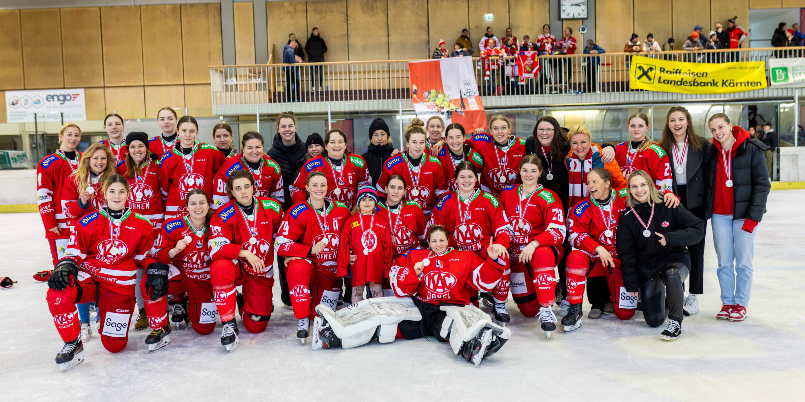 meisterfeier debl (7 von 9) Mit dem Vizemeistertitel in der DEBL belohnten sich die Damen des EC KAC für eine bemerkenswerte Saison. Foto: DerHandler
