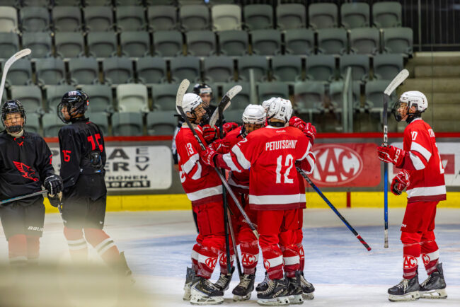 Das U15 Eishockeyteam des EC-KAC jubelt. Foto: DerHandler
