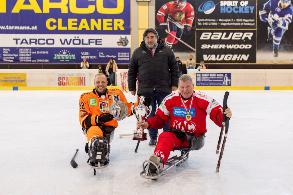 Michael Sauer von Vizemeister Graz99ers und Stefan Eberdorfer von Meister KAC Para Eishockey mit Martin Kogler vom ÖEHV. Foto: Wolfgang Handler