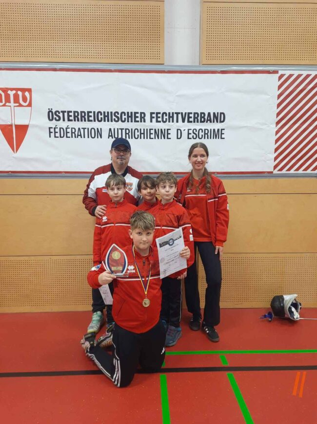 Trainer Emilian Dumitreci und Noelle Schall mit David Kraft, Aeneas Gartner-Müller, Felix Schweigreiter, Perseus Gartner-Müller