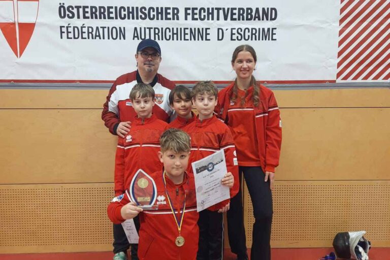 Trainer Emilian Dumitreci und Noelle Schall mit David Kraft, Aeneas Gartner-Müller, Felix Schweigreiter, Perseus Gartner-Müller